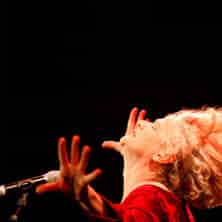 Georgette Dee singt - begleitet am Flügel von Terry Truck concert Savoy Theater Düsseldorf 2026