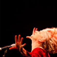Georgette Dee singt - begleitet am Flügel von Terry Truck concert Savoy Theater Düsseldorf 2026